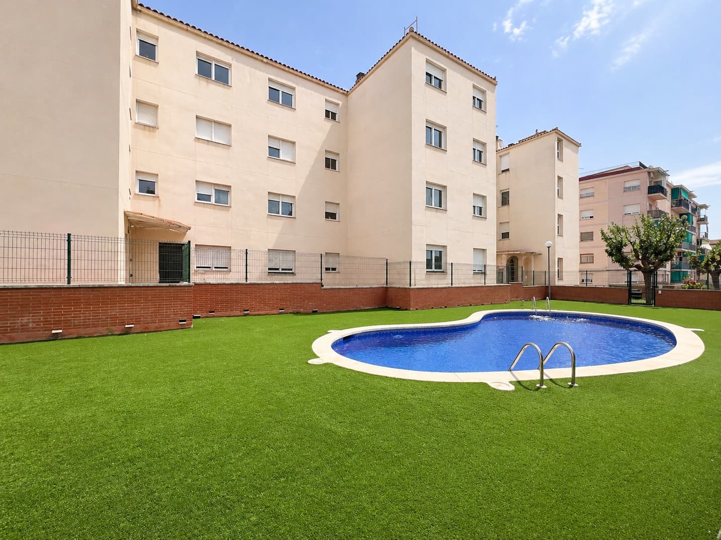 CÉNTRICO, CON PISCINA Y JARDÍN COMUNITARIO - foto 2