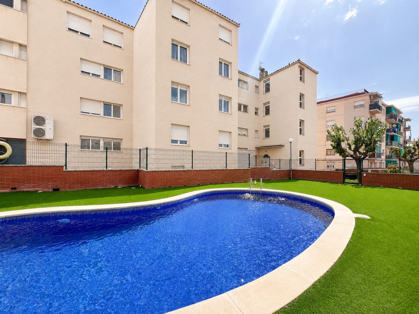 CÉNTRICO, CON PISCINA Y JARDÍN COMUNITARIO